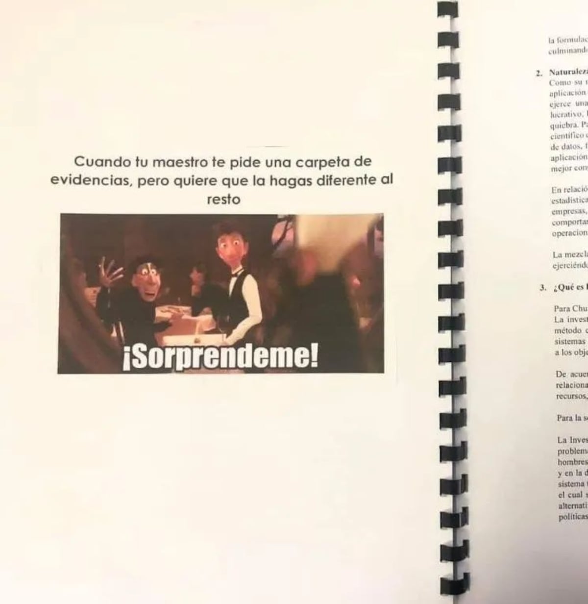Estudiante aprueba materia al entregar un libro lleno de memes