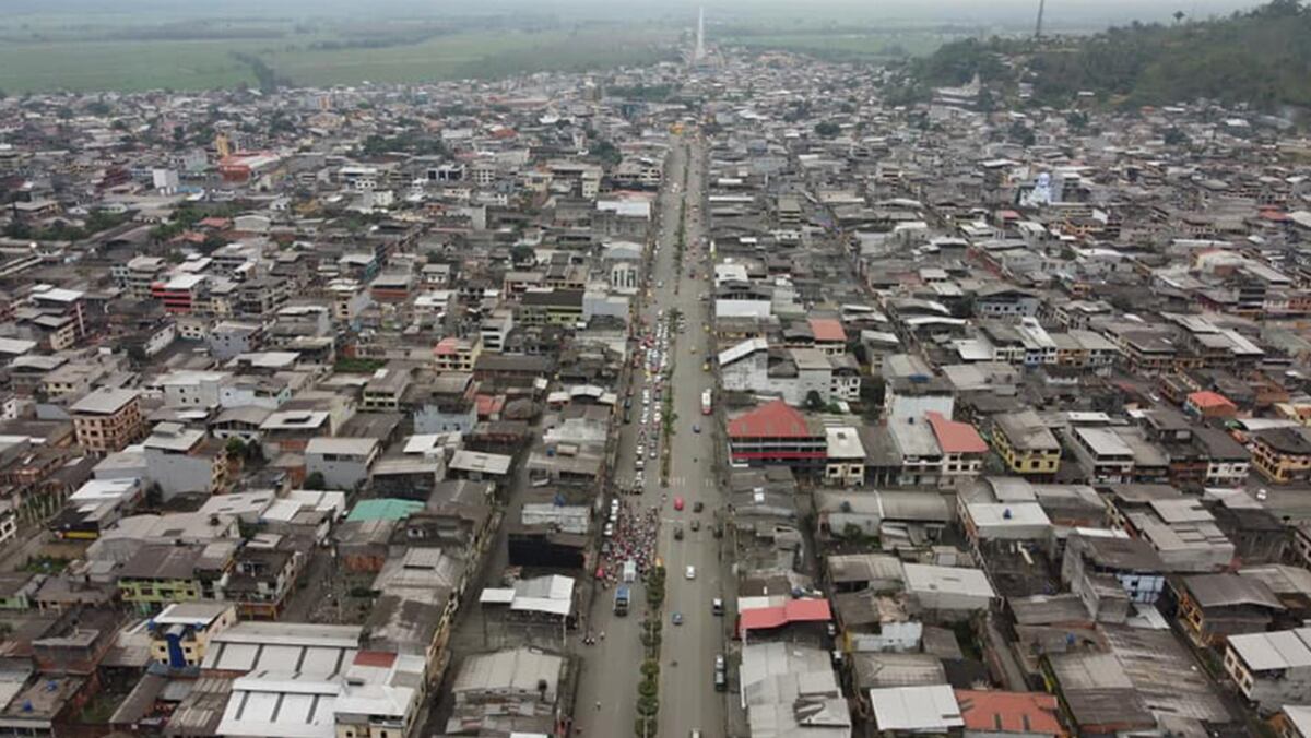 Hallan el cuerpo de otro hombre decapitado colgado de un puente peatonal en Ecuador