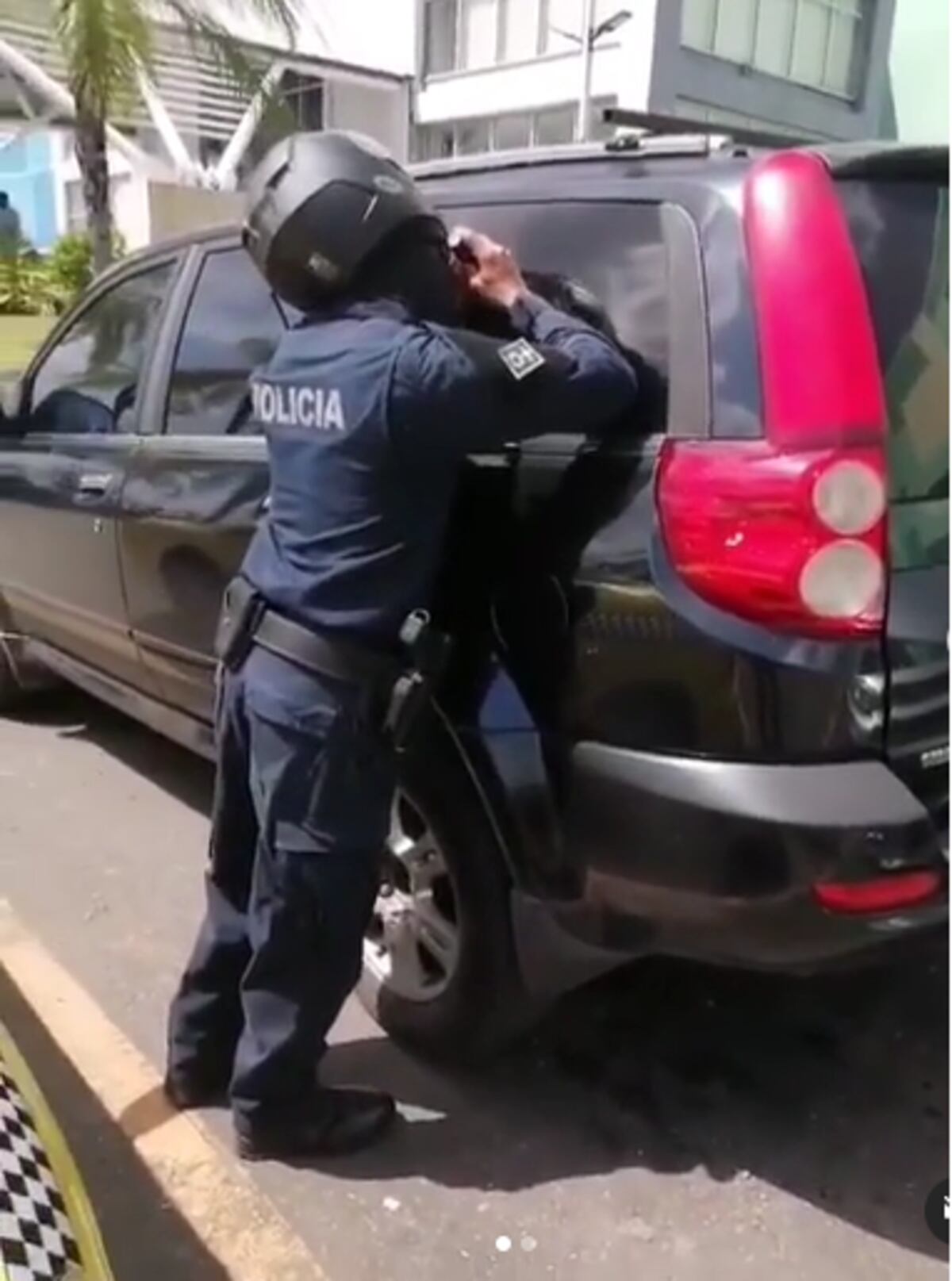 Mall se pronuncia. Hombre dejó a su perro encerrado en su auto y murió asfixiado . Video