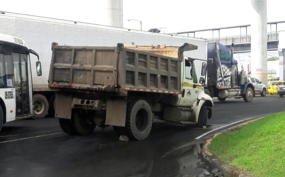 ¡El colmo del MOP! Camión del ministerio cayó en hueco de alcantarilla
