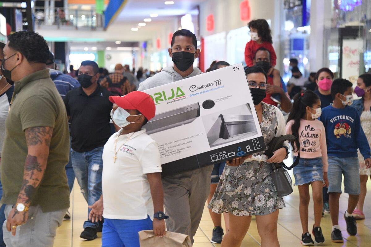 A pesar de la pandemia. Muchas personas aprovechan el tercer día del Panamá Black Week. Fotos