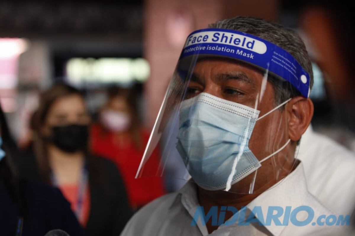 Ante inminente repunte de casos, ministro hace otra recomendación para viajar en transporte público. Reportan 823 contagios nuevos