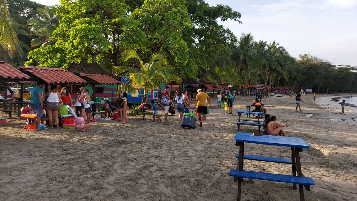 Playas abarrotadas en Colón, hubo hasta sanciones