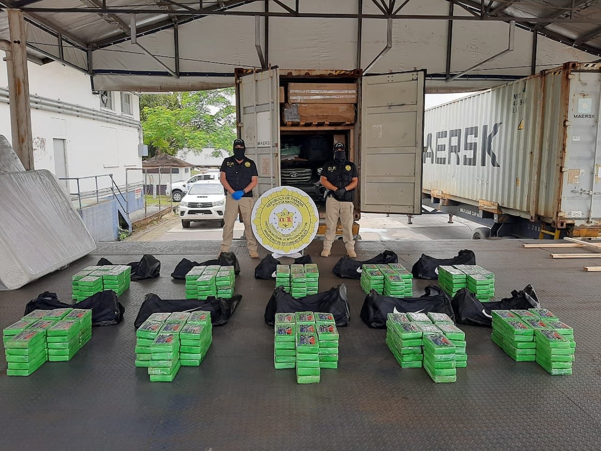 Decomisan 350 paquetes de droga dentro de un contenedor en un puerto del Pacífico