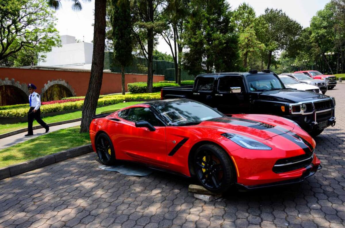 Presidente de México subastará autos de lujo para apoyar a pueblos pobres