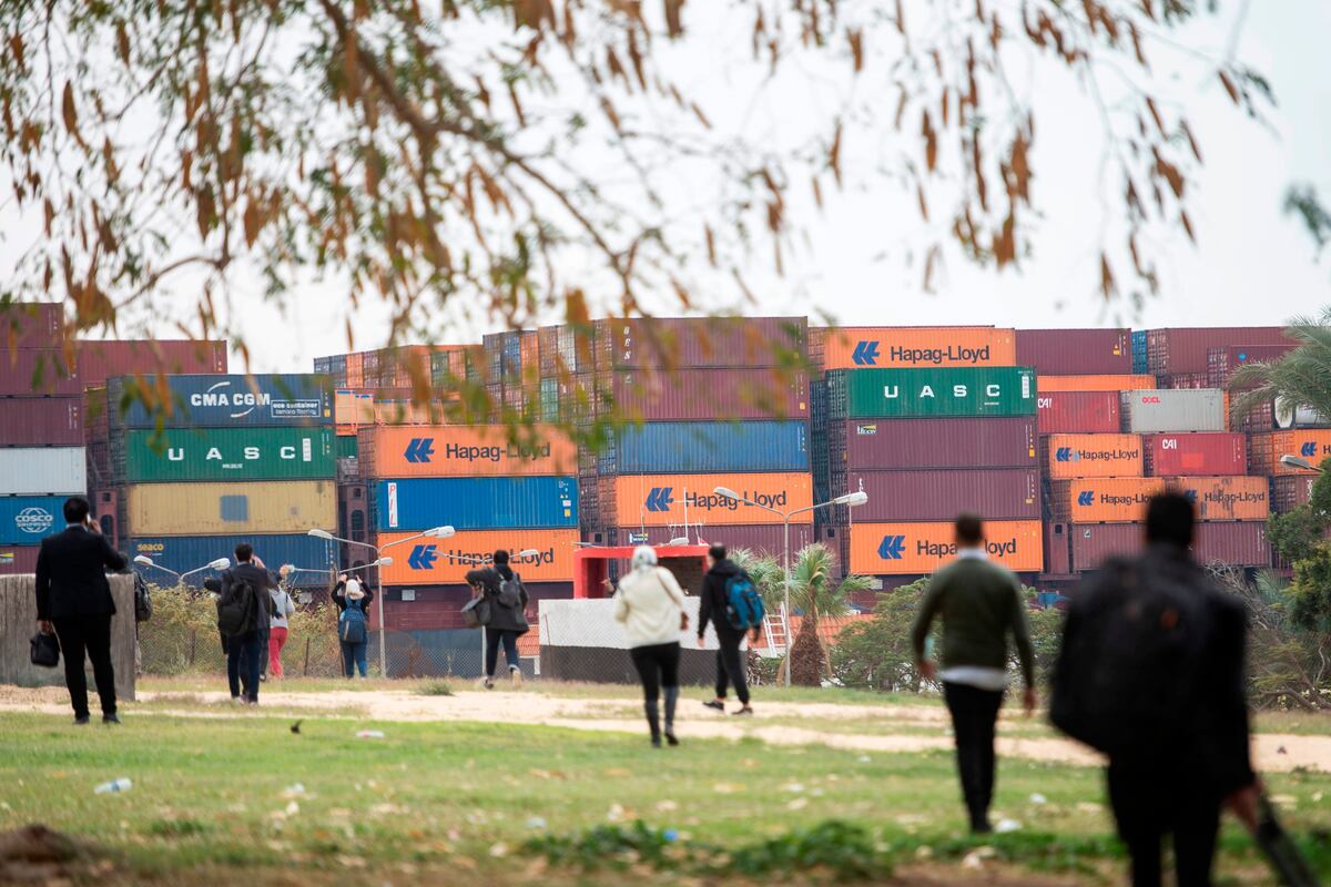 Canal de Suez recupera ritmo de navegación al pasar todos los buques anclados