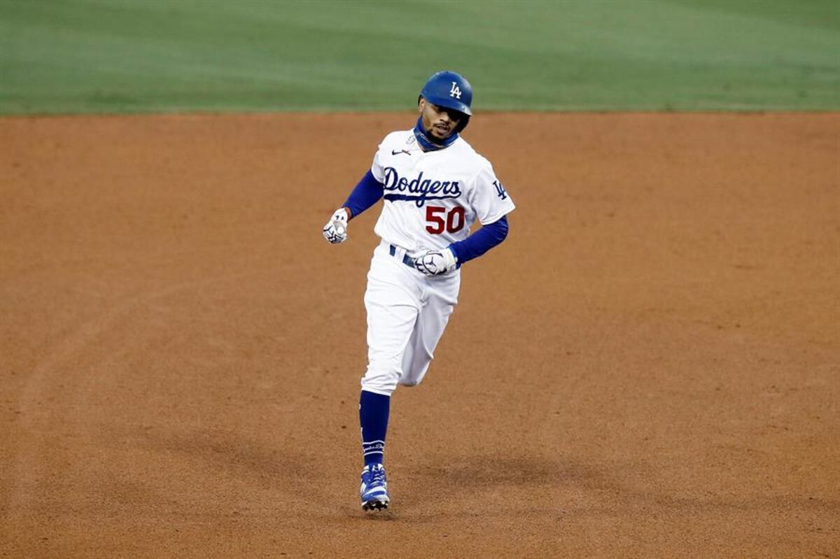 Betts batea tres HR e iguala récord de Grandes Ligas