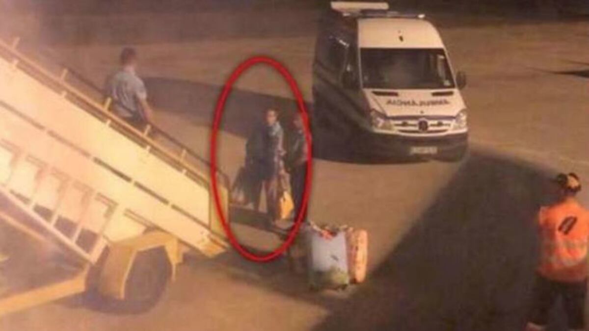 Pasajero que fue bajado de avión por hedor falleció por terrible infección