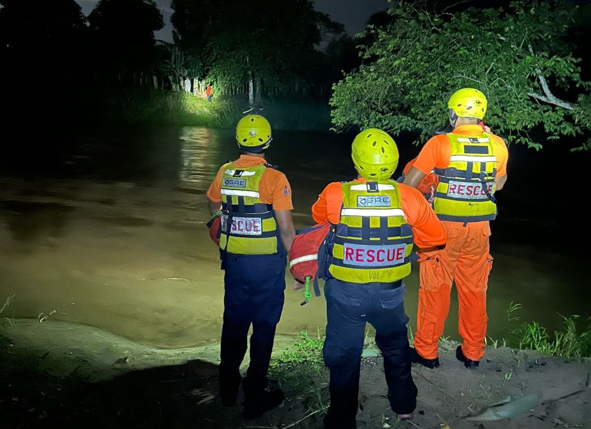 Sinaproc rescata a cinco personas aisladas por la crecida del río Pacora