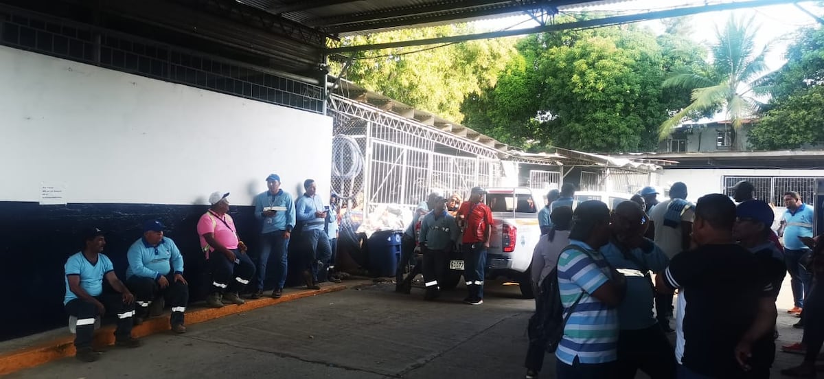 Servidores públicos del Idaan en paro. Le adeudan varias quincenas