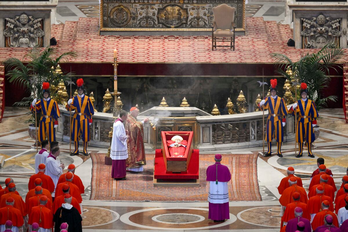 Multitudinaria despedida al papa Francisco en la plaza de San Pedro