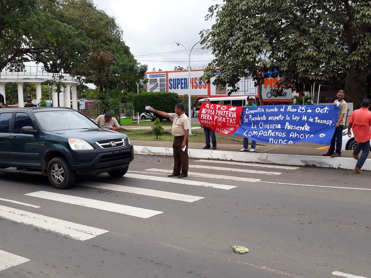 TRANSPORTISTAS SE CANSAN. En contra de Uber y la piratería, convocan un paro