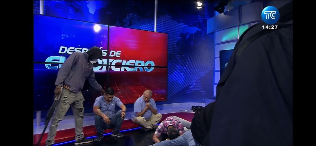 Urgente. Encapuchados armados ingresan en un canal de televisión en Ecuador y someten al personal