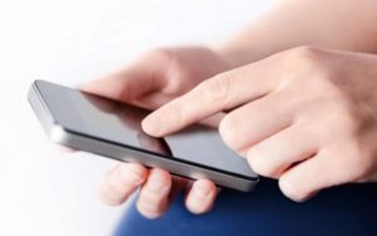 Mordió la batería de un celular para ver si era real y esto fue lo que pasó 