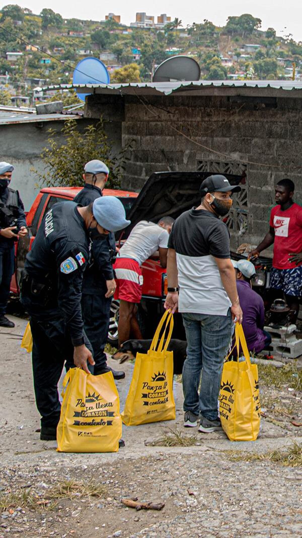 Ayudó a reubicar a una familia que vivía en un puente. Joao Centella, el creador de ‘La Rebeca’ lleva esperanzas  