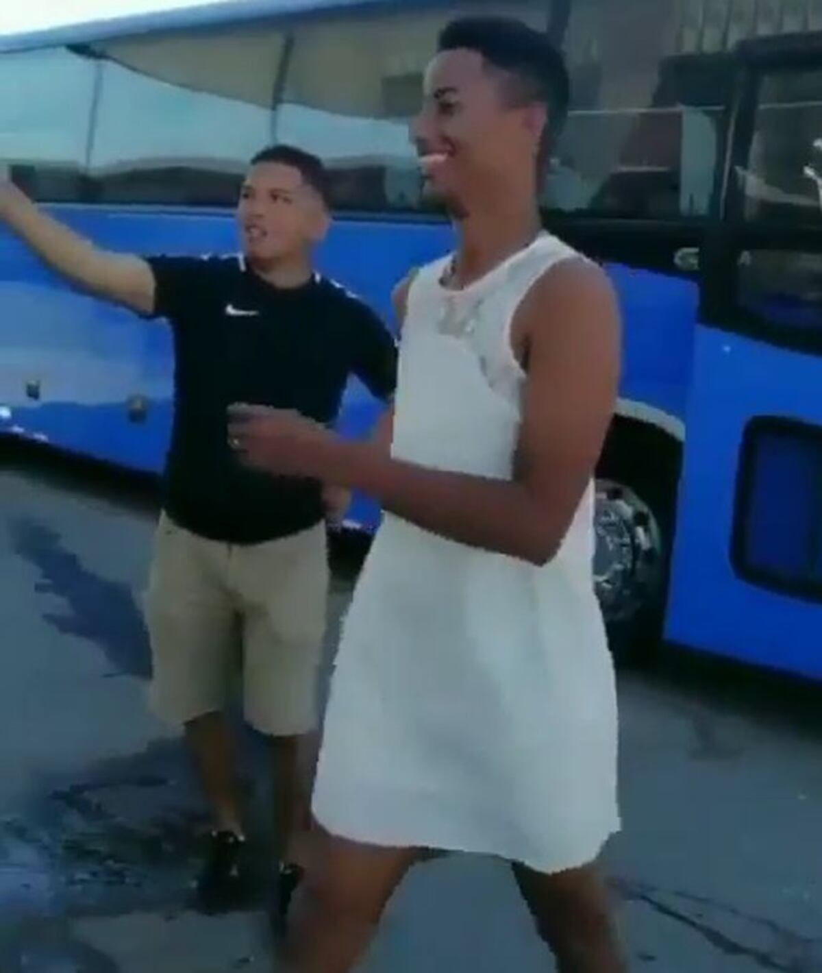 Obligan a peloteros santeños a penitencia de iniciación. Video viral