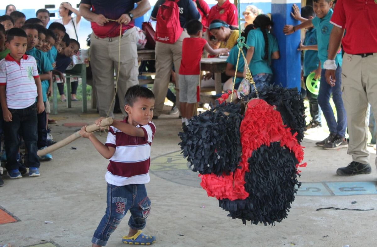 Camisas Rojas llevan alegría a cientos de niños de la comunidad de Oajaca