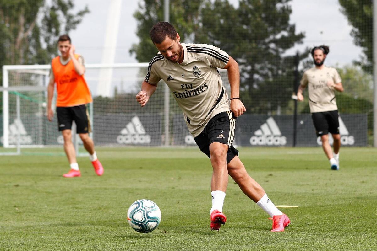 El Madrid ya se entrena en dos grupos y Mariano hace carrera continua