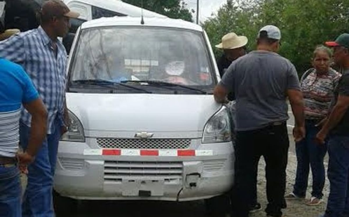 ¡AY, MI DIOS! Impactan de  bala a busito que vendía chicheme