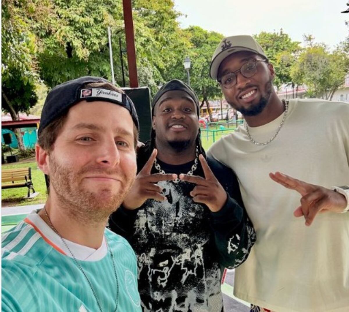 El ‘Chacalde’ Mayer Mizrachi compartió con Donovan Mitchell y ‘El Peluche’ Sech en la inauguración de una nueva cancha de baloncesto