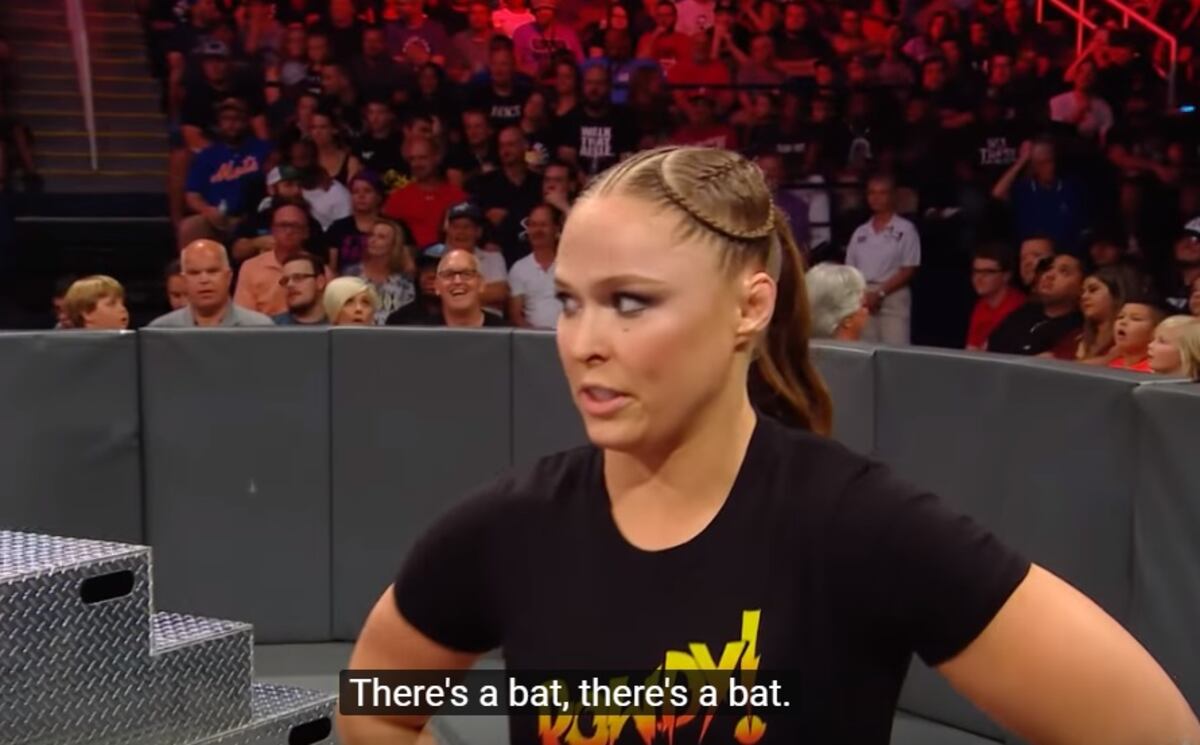 Murciélago irrumpe durante pelea de la WWE y asusta a Ronda Rousey
