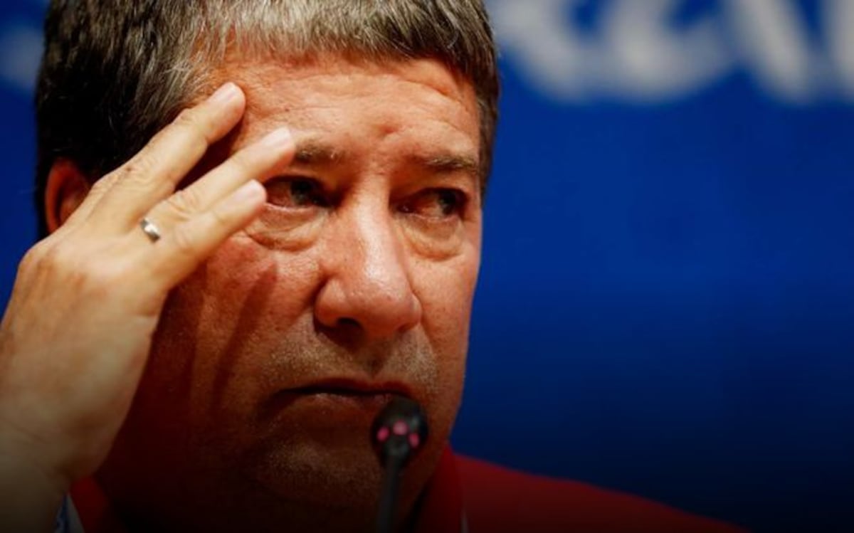 ‘Bolillo’ Gómez se enojó y motivó tenso momento tras pregunta de Santos Cano 