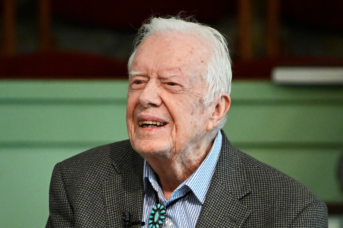 Jimmy Carter se recupera tras cirugía por presión encefálica