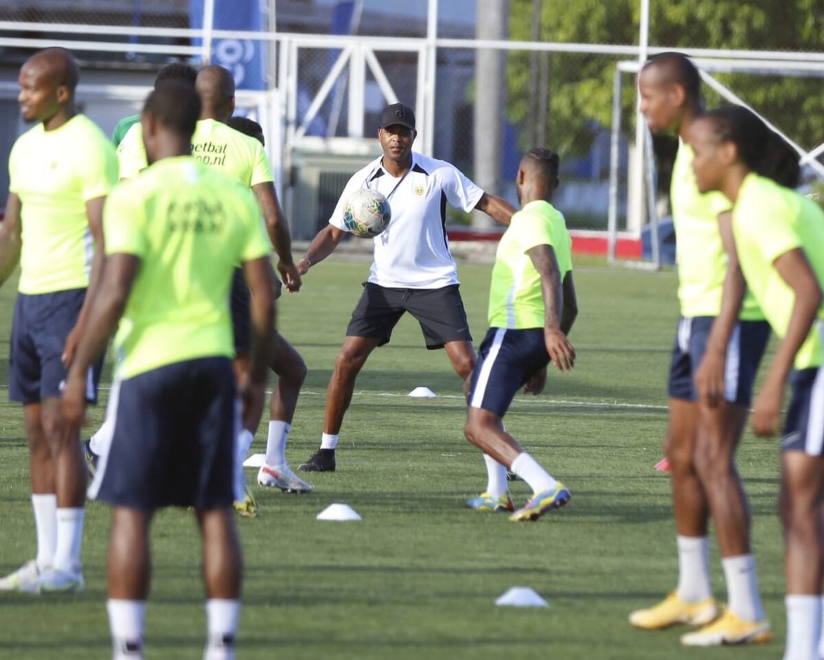 Christiansen y su cuerpo técnico espiaron el entrenamiento de Curazao