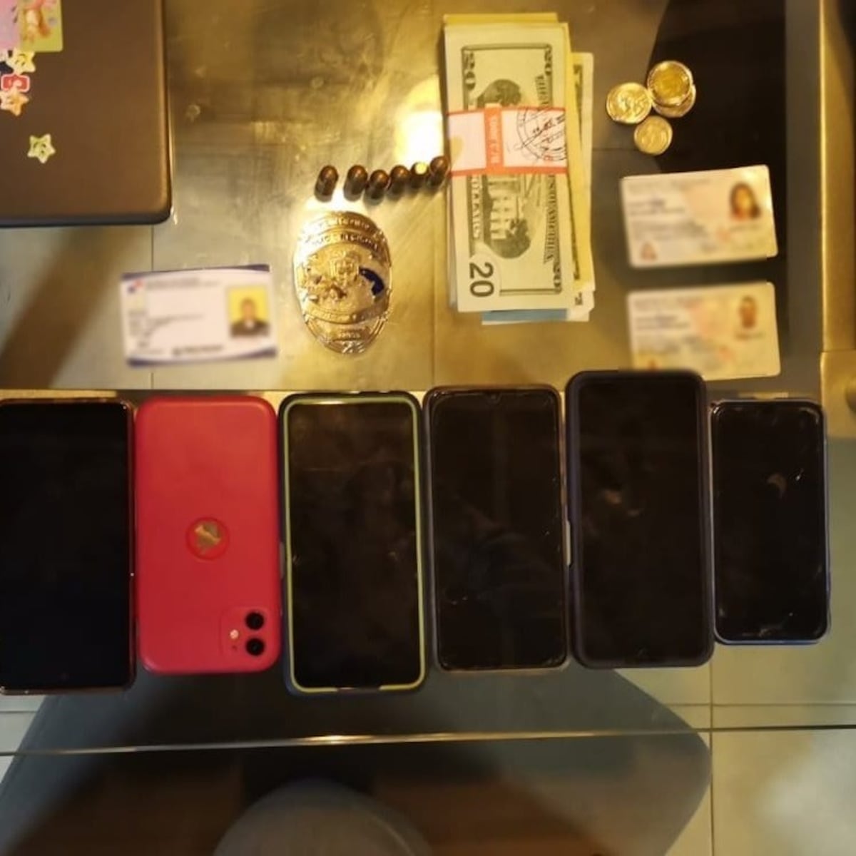 Policías corruptos extorsionaron a un ciudadano asiático