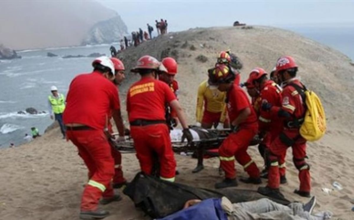 Aumentan fallecidos por caída de autobús, se roban pertenencias de los cadáveres