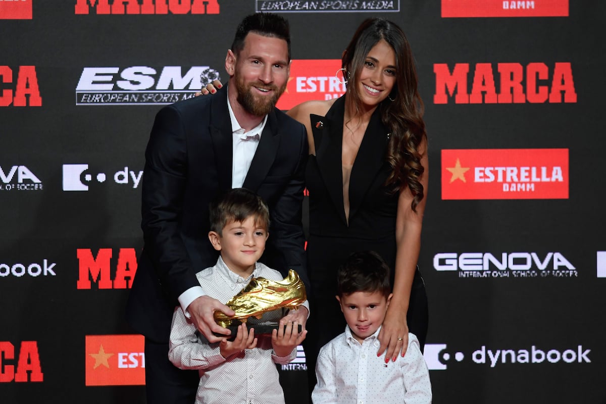 Messi recibe su sexta Bota de Oro de manos de sus hijos. Video