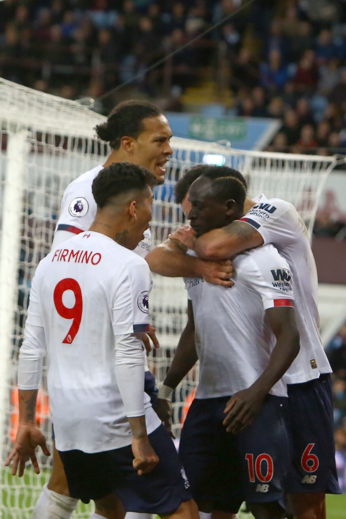 Liverpool sufre pero mantiene seis puntos sobre el Manchester City