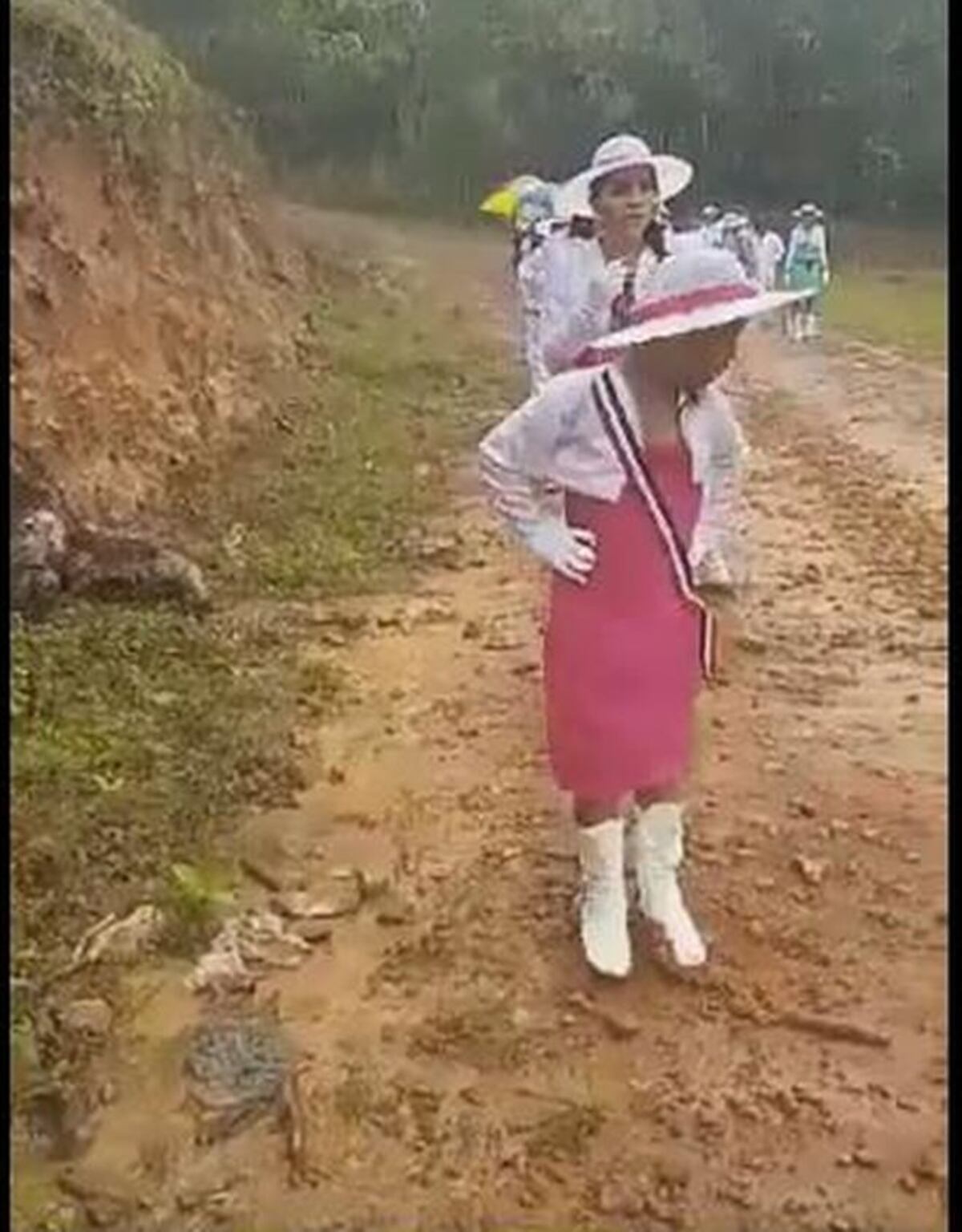 CON LLUVIA Y LODO.  Por poco quedan enterrados en medio del desfile