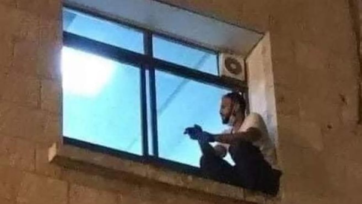 La despedida más triste. trepa cada noche a la ventana de la UCI para ver a su madre hasta que ella murió por la covid-19