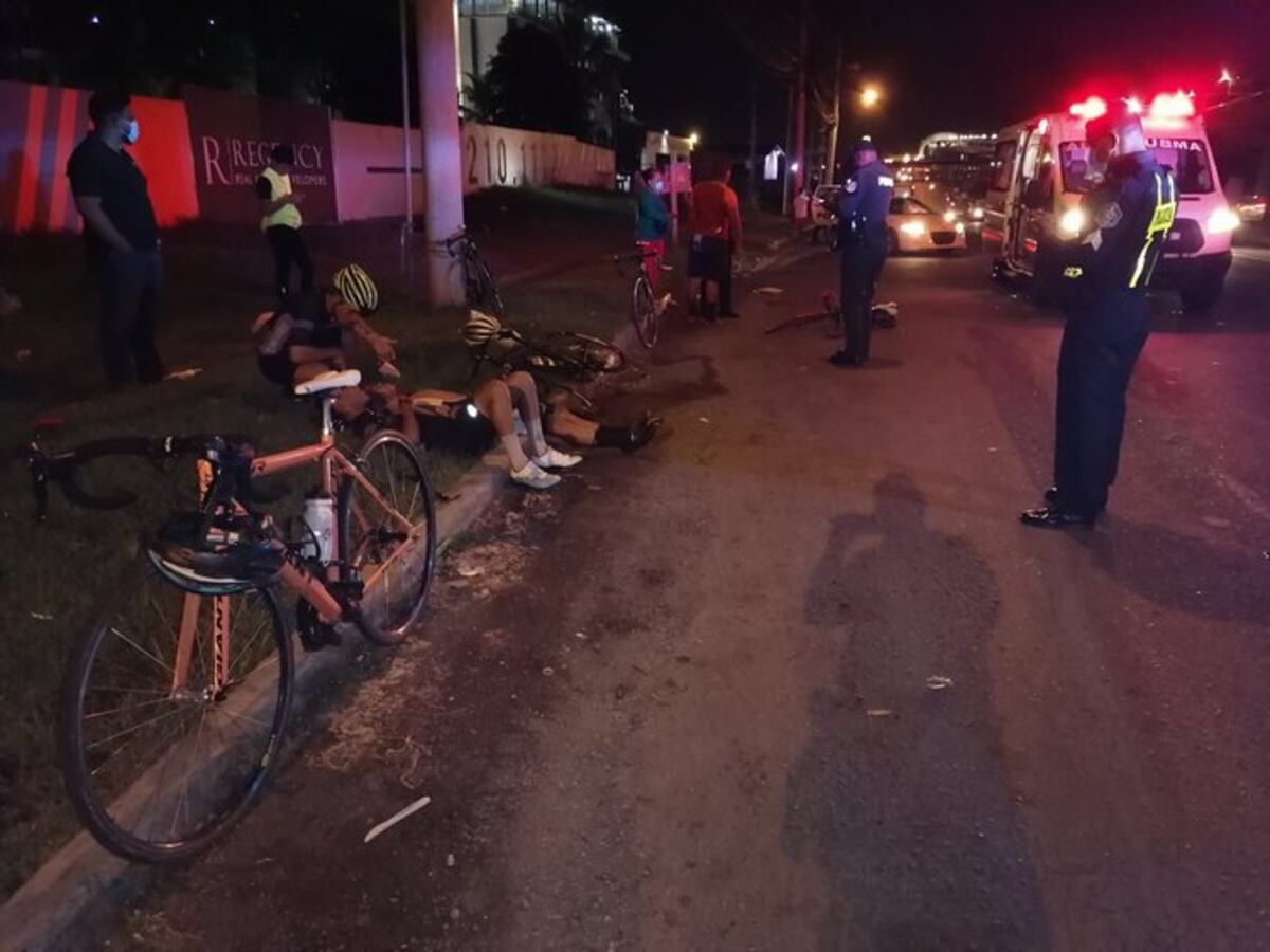 Conductor atropella a cinco ciclistas en la Avenida Domingo Díaz 