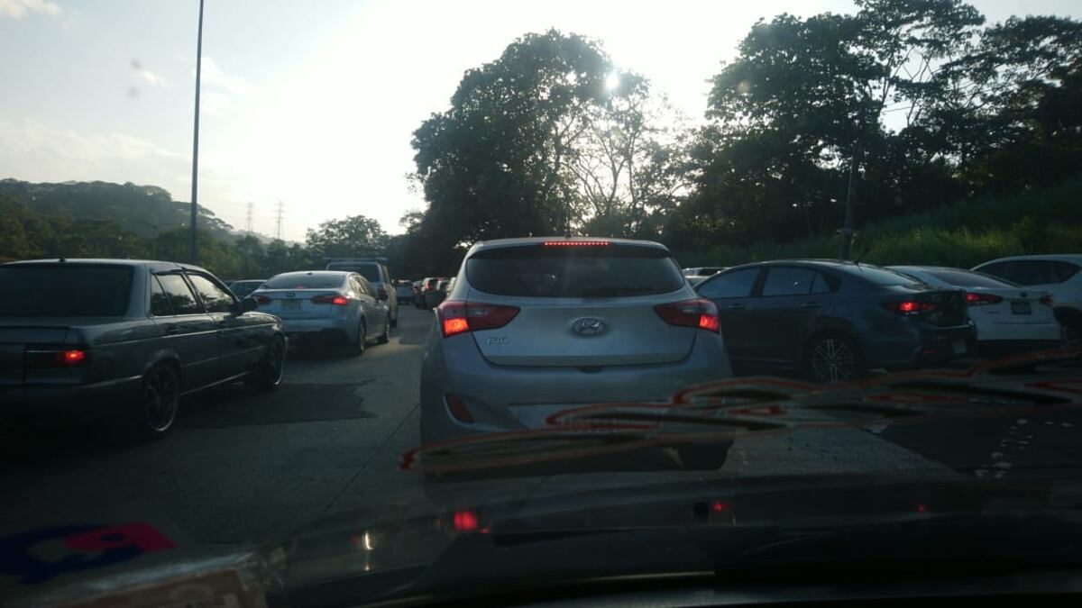 Dos policías se vuelcan en la vía Centenario