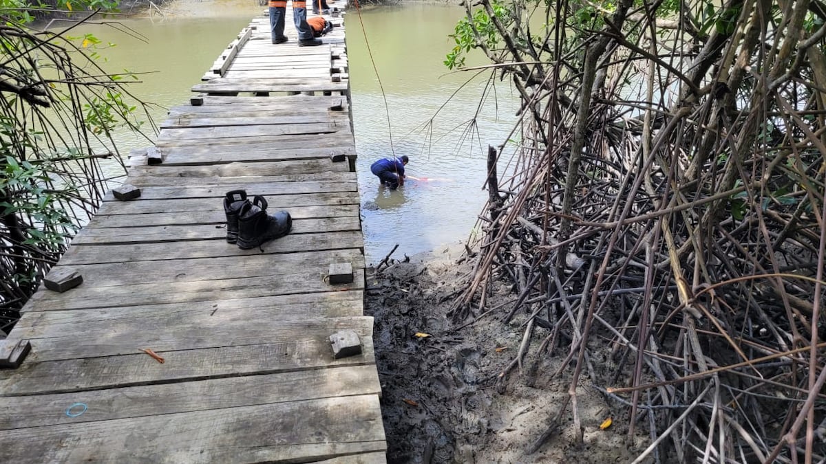 Murió. Sacan a pescador lleno de lodo tras caerse del muelle en Chame