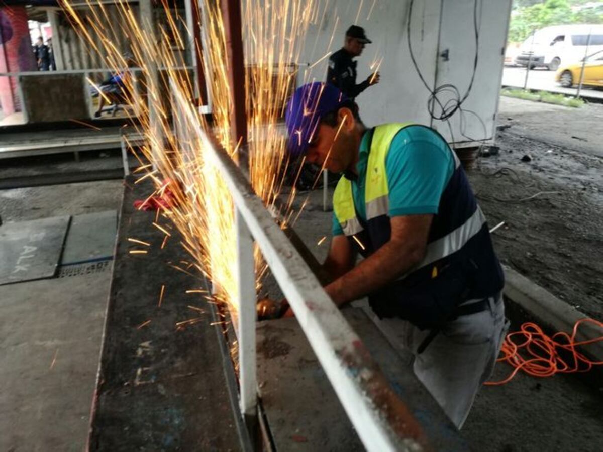 ¡ENCADENADOS! Así amanecieron buhoneros en San Miguelito | VIDEOS