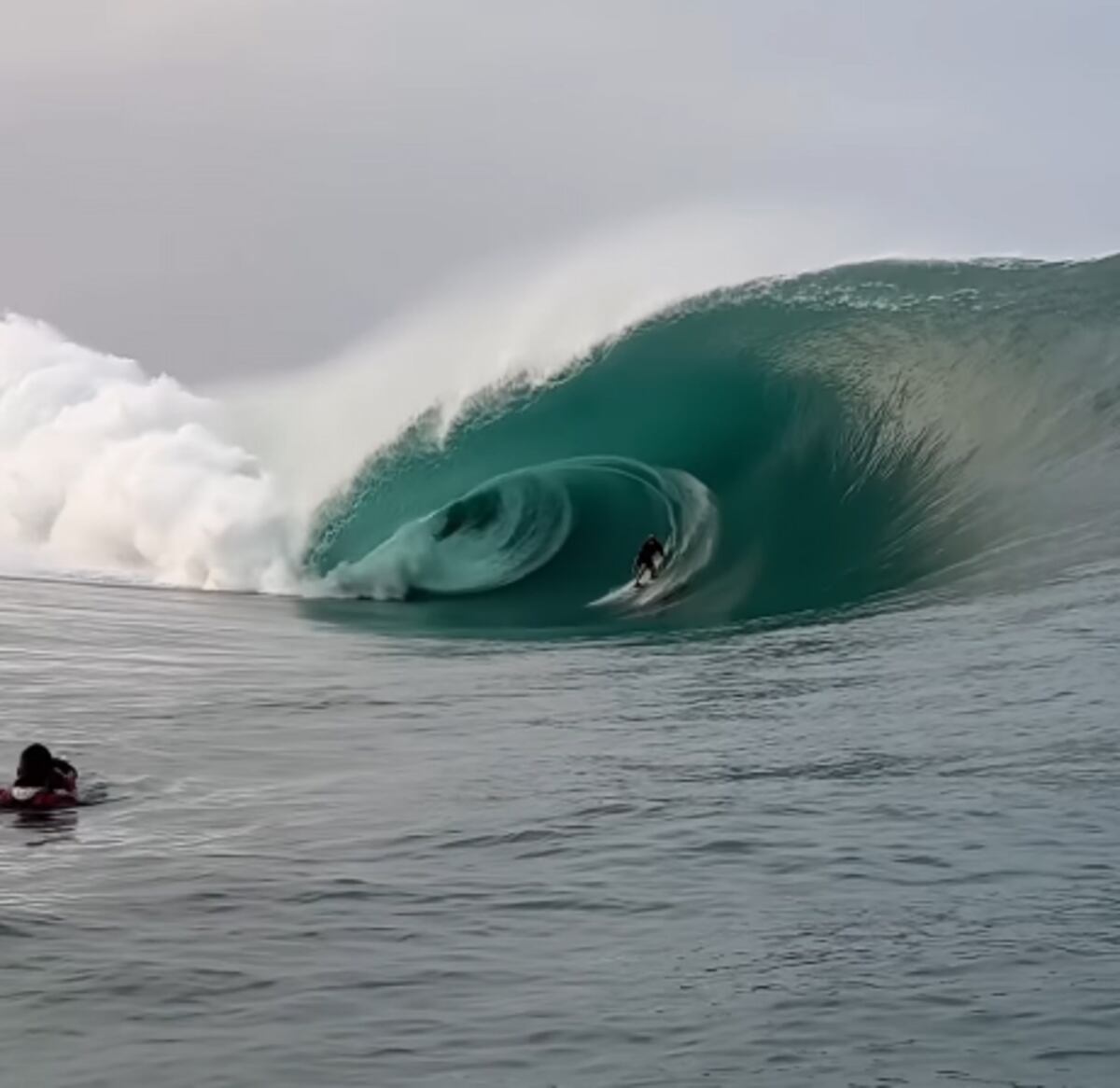 ¡Olas gigantes en Teahupo’o! Surfistas desafían las olas de hasta 20 pies en una batalla épica
