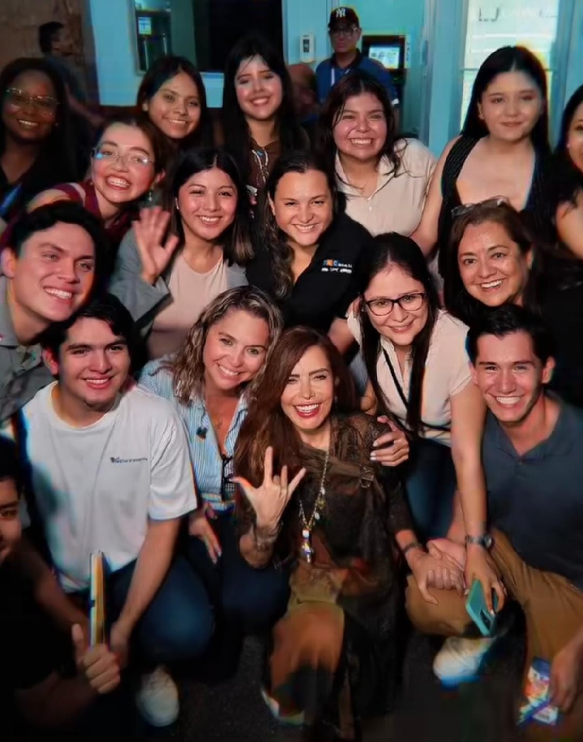 EXCLUSIVA. Gloria Trevi llega a Panamá y protagoniza un emotivo encuentro con una de sus más fieles imitadoras: ‘me besó la mano’+ VIDEOS