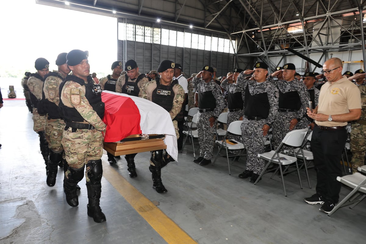 Entre flores y honores despiden a Miguel y Martín, dos aeronavales que murieron en accidente en Colón