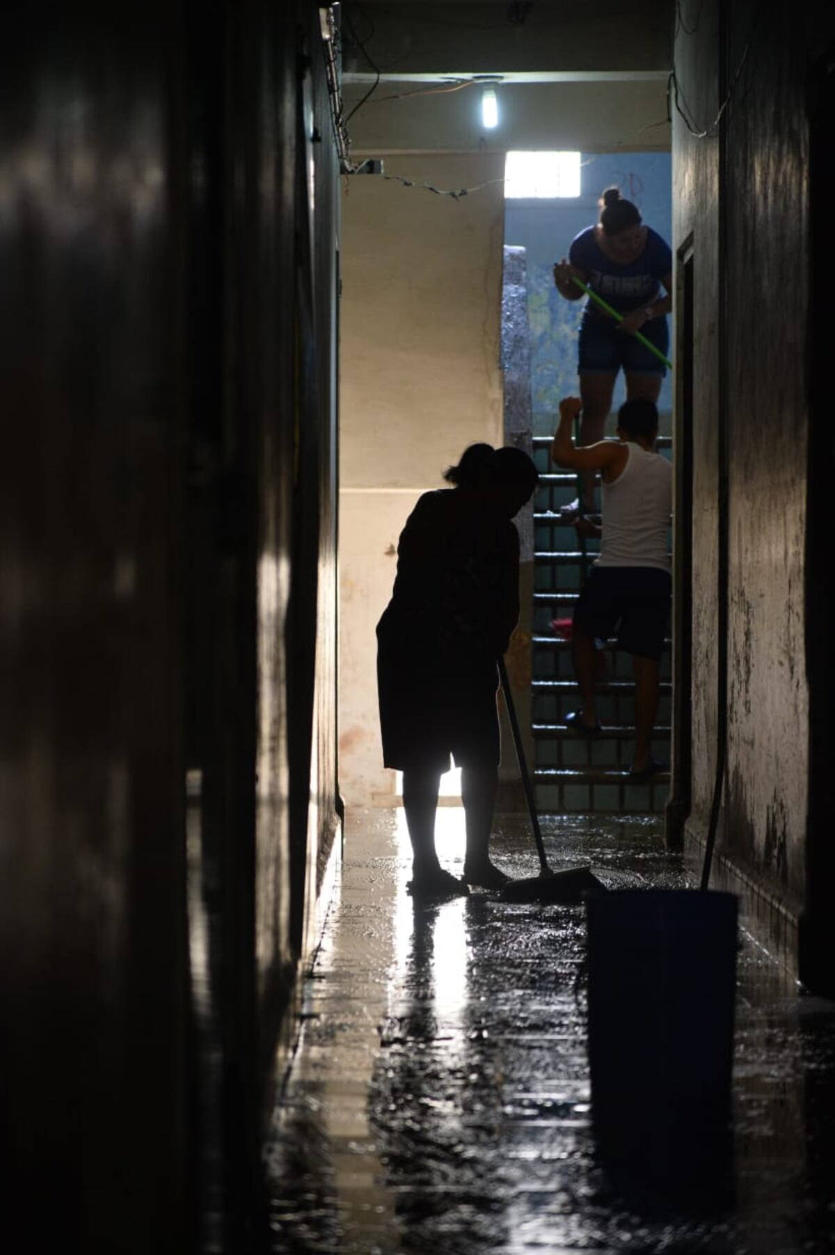 Con agua y jabón vecinos se unen para limpiar sus edificios y ganarle la batalla al cororavirus. Videos