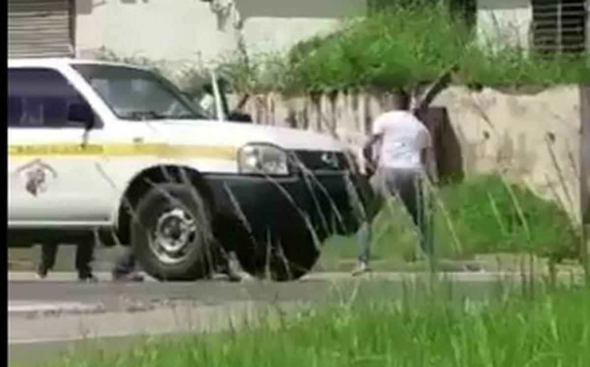 Taxista ataca con palo a funcionario en carro estatal en plena vía|Circula video