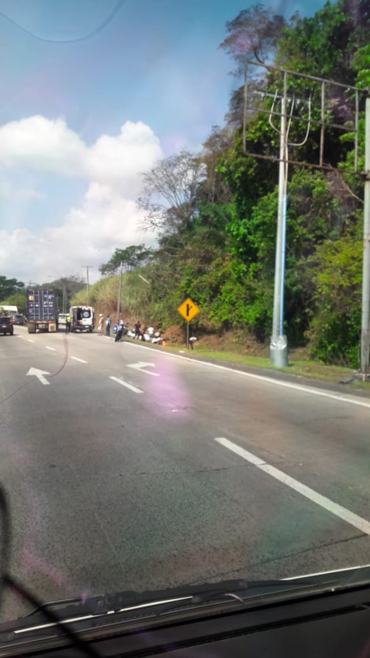 Explota una llanta. Accidente en vía  Centenario deja unos 13 heridos, un articulado y camioneta impactan