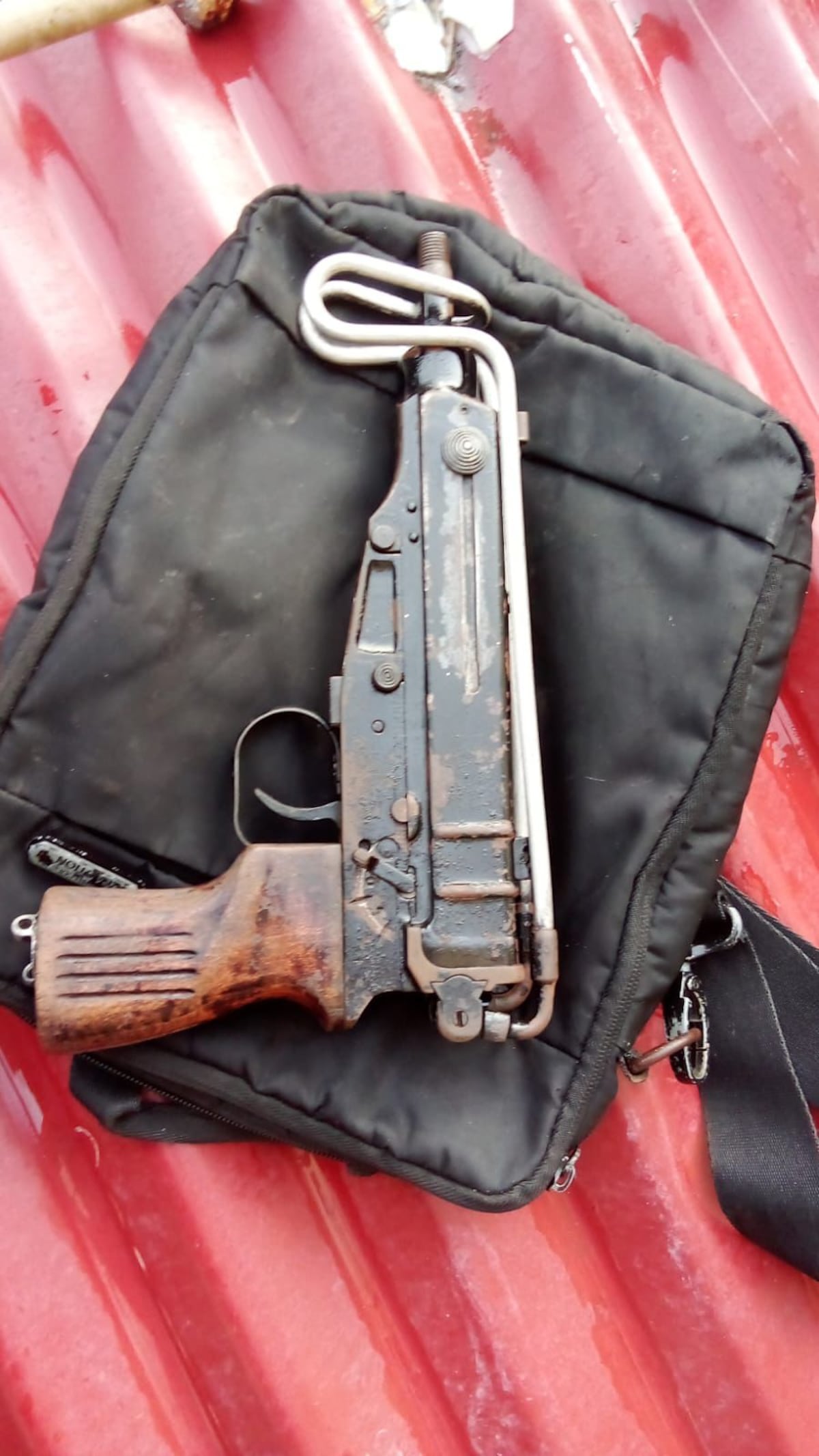 Allanamiento en Colón deja al descubierto una subametralladora lista para la acción