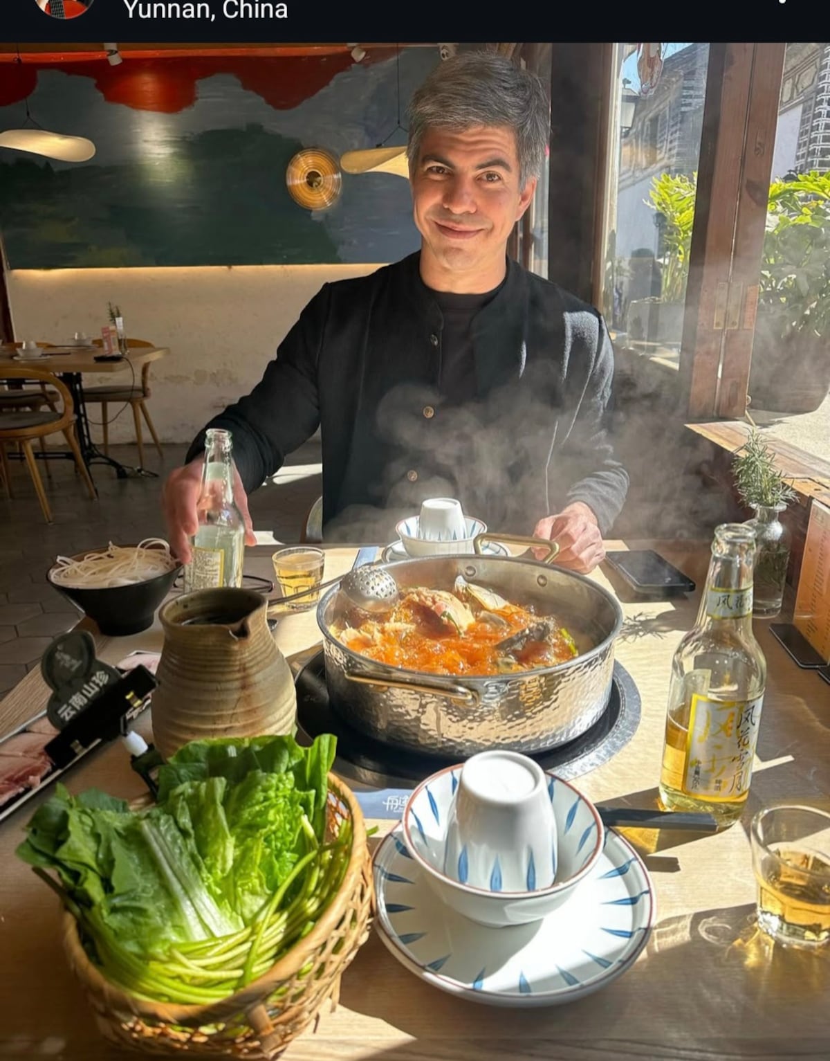 ‘El pintalabios, toque de rímel’. Ana Elisa Miranda, ex Canta Conmigo de 27 años, y Richard Morales, político de 43, gritan su amor desde China