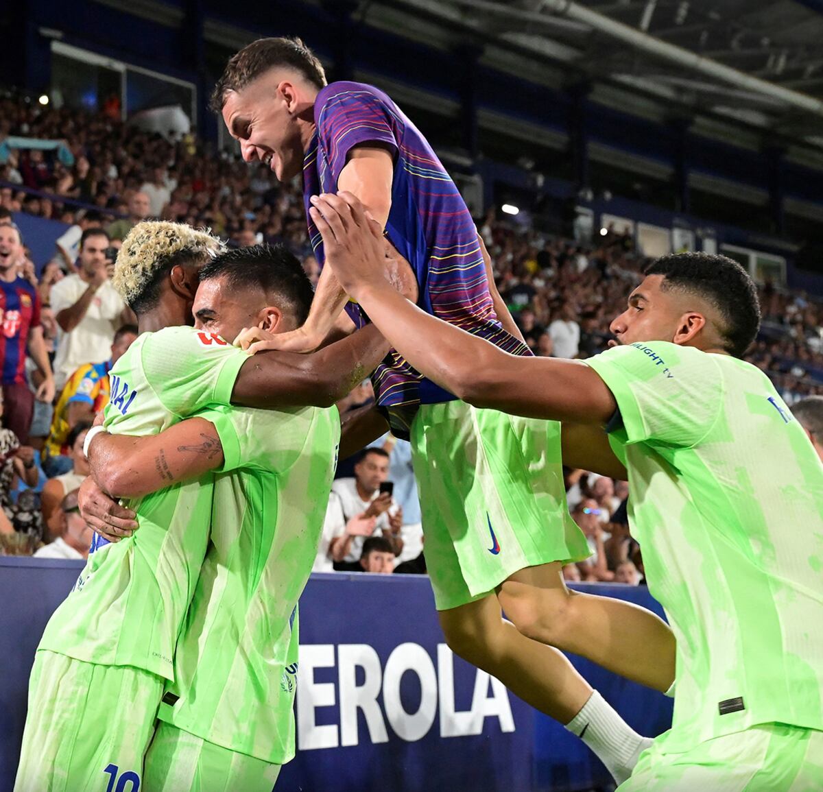 Barcelona sufre pero remonta al Levante con autogol en el descuento