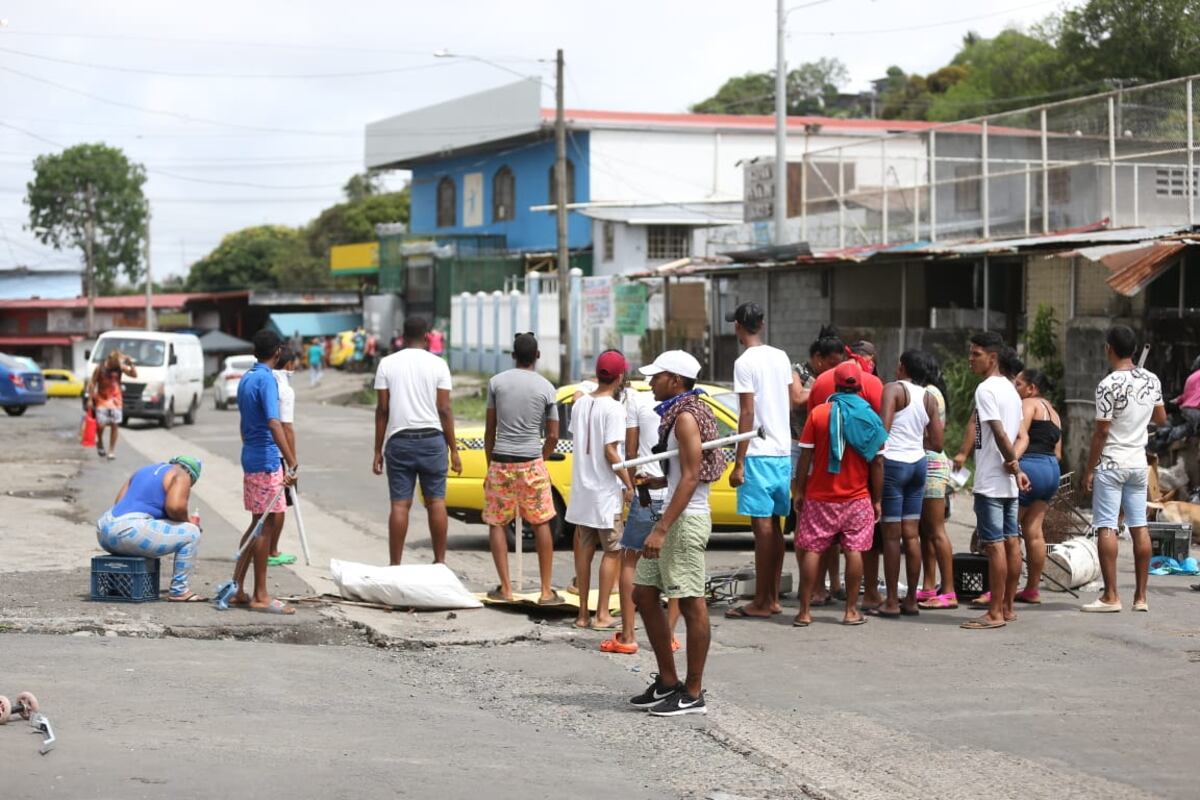Siguen las protestas en los barrios por los bonos solidarios | Video
