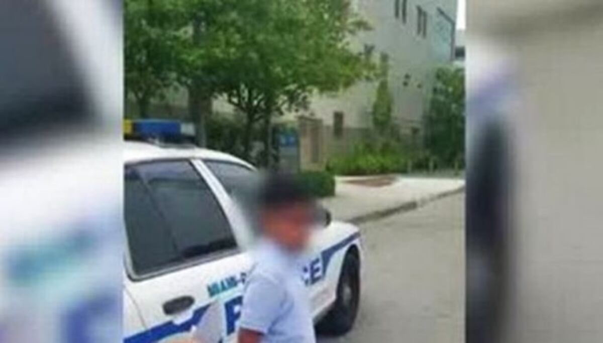 Esposan y arrestan a niño de 7 años que pegaba a su maestra