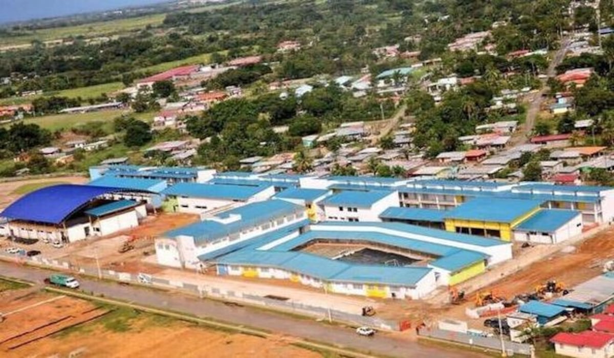Ánimos caldeados. Durmieron fuera de la escuela por un cupo en Pacora 